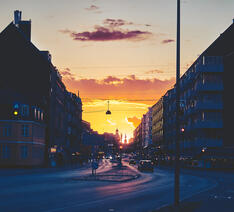 solnedgang i København med trafik og cyklister
